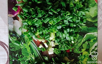 Мелко нарежем зелень.