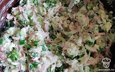 Все смешаем в кастрюле и приправим майонезом.