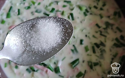 Добавим 1,5 литра кипяченой холодной воды и перемешаем. Далее посолим по вкусу и всыпем примерно половину столовой ложки лимонной кислоты, ее можно заменить соком лимона. Окрошка готова.