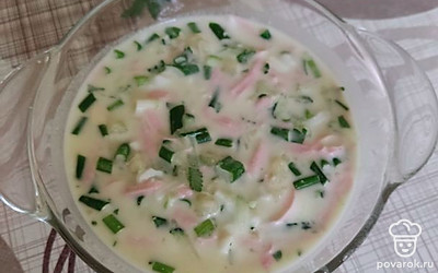 Окрошку подаем холодной. В жаркое время года она отлично уталяет жажду и приносит насыщение.