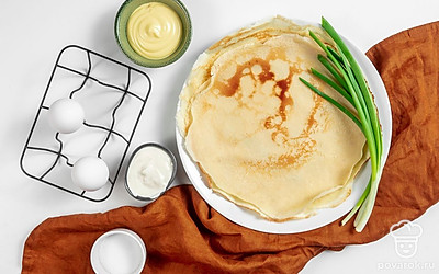 Куриные яйца помойте, сварите вкрутую, остудите и очистите. Зеленый лук помойте и обсушите.