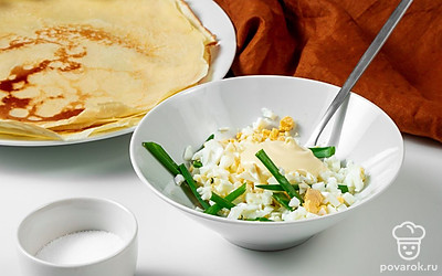 Приготовьте начинку. Куриные яйца и зеленый лук мелко порежьте. Лук немного помните руками или толкушкой. Соедините в миске измельченные яйца, лук, соль и майонез, хорошо перемешайте. Разделите начинку на 4 части.