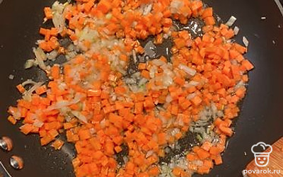 Для зажарки мелким кубиком нарежьте лук и морковь, обжарьте на растительном масле.
