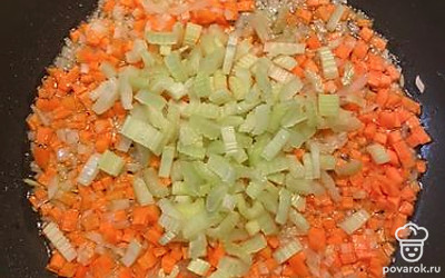 К зажарке добавьте мелко нарезанный сельдерей.