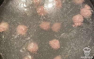 Сформируйте из фарша фрикадельки и отправьте вариться в бульон.