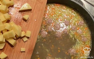 К супу добавьте нарезанный кубиком картофель и варите 20 минут.
