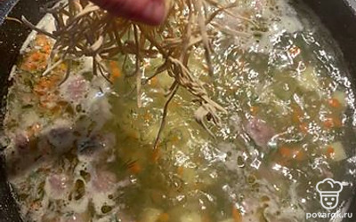 В самом конце посолите и добавьте домашнюю лапшу. Варите еще 5 минут и дайте настояться.