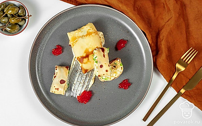 Подавайте блинчики, фаршированные яйцом, со сметаной.