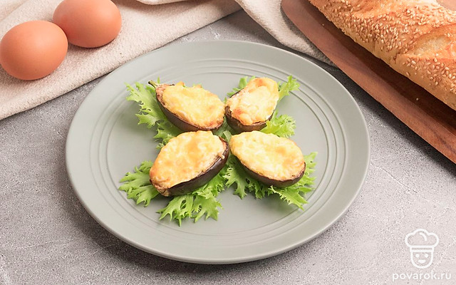 Закуска из мини-баклажанов с яйцом и сыром — Рецепт с фото