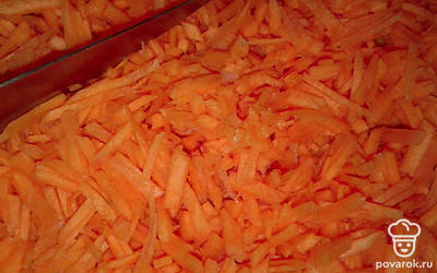 Морковь нашинкуйте мелко и тонко. 
