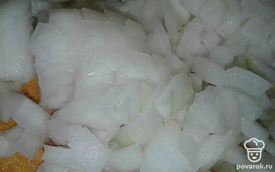 Лук нашинкуйте кубиком. 