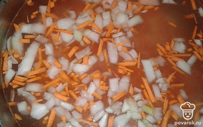 Поставьте варить суп при среднем огне на час. 