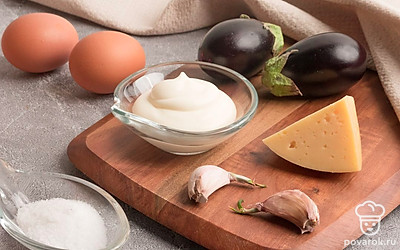 Выложите все ингредиенты на стол для удобства приготовления. Баклажаны помойте, яйца отварите и почистите, очистите чеснок.