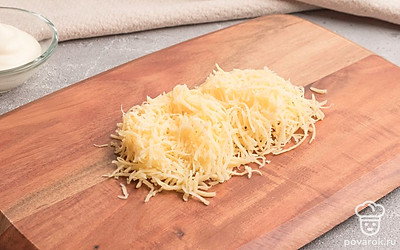 На мелкой терке натрите сыр и яйца.