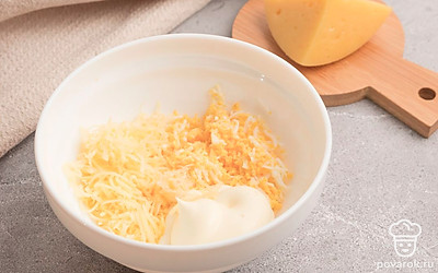 В глубокой миске смешайте сыр, яйца, майонез и чеснок, пропущенный через пресс. Посолите по вкусу.