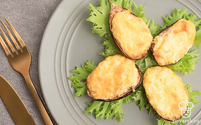 Готовые баклажаны подавайте на стол в горячем виде, выложив их на тарелку с салатными листьями.