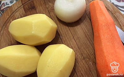 Трехлитровую кастрюлю (1,5 литра) ставим на огонь. А пока моем и чистим овощи.