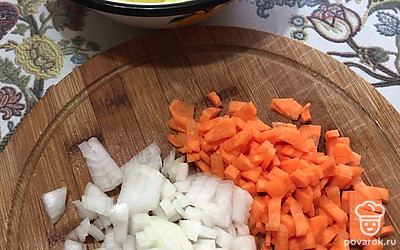 Картошку крупно нарезаем. Лук и морковь — мелко.