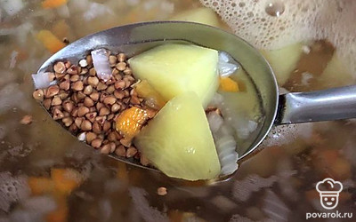 Когда вода закипит, добавляем в кастрюлю все овощи, солим и пропариваем 10 минут. Затем добавим промытую гречку.