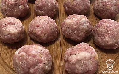 В это время лепим фрикадельки.