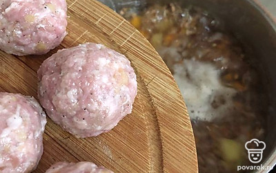 Когда суп снова начнет кипеть, мы добавим фрикадельки.