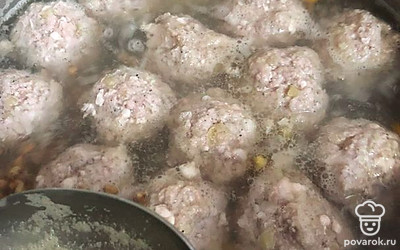 Обязательно снимаем пенку и варим суп на медленном огне 5 минут.