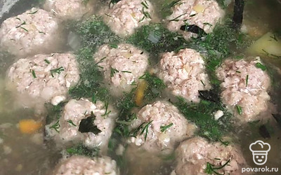 Добавляем зелень и выключаем огонь, даем супчику настояться.