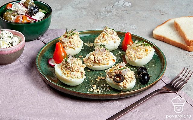 Яйца, фаршированные печенью трески и творогом — Рецепт с фото