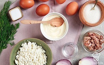 Яйца сварите вкрутую, остудите в холодной воде, очистите, разрежьте вдоль на две равные части, отделите желток. Красный лук почистите. Откройте баночку с печенью трески. Укроп для подачи вымойте, обсушите на бумажных полотенцах, отделите веточки от стеблей.