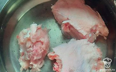 Положить курицу в кастрюлю, налить холодной воды. 