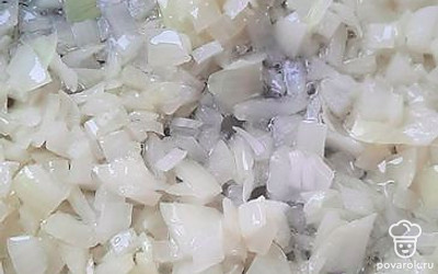 В сковороде обжарить лук.