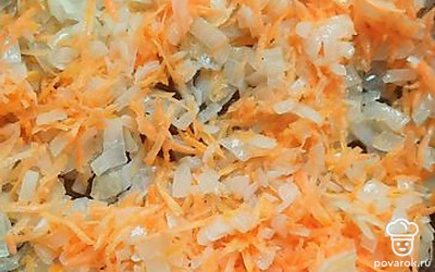 Натереть морковь, добавить к луку. 