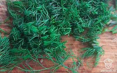 Нарезать зелень. 