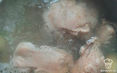 Как курица закипит, снять пену. Выложить целиком картофель. 