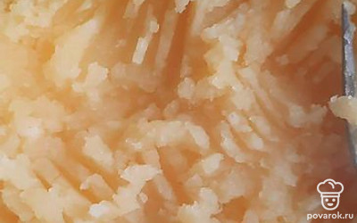 Когда картофель сварится, выложить его в тарелку и размять вилкой.