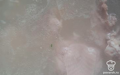 Картофель положить в суп. Посолить и добавить рис.