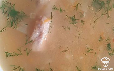 Приправить свежим укропом.