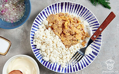 Пока маринуется лук, подготовьте оставшиеся продукты. Яичные желтки, творог и печень трески соедините, разомните до пастообразного состояния.