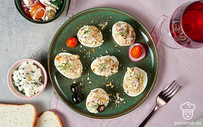Яйца, фаршированные печенью, расставьте на плоской сервировочной тарелке, оформите веточками свежего укропа.