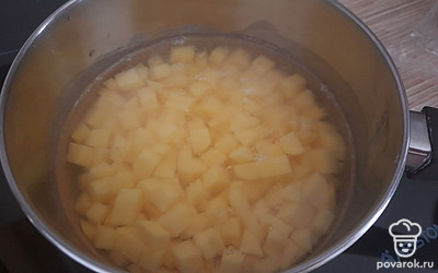 Картофель почистить и отварить до готовности. Нарезать до варки или после — как удобнее.