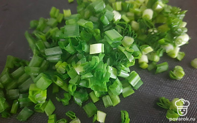 Лук и укроп нашинковать мелко.