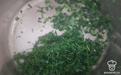 Зелень присыпать солью и потолочь, чтобы образовался сок.