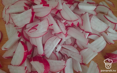 Редис помыть, мелко нарезать. 