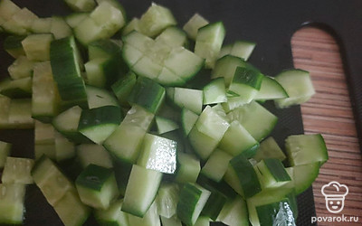 Огурец вымыть, нарезать удобными кусочками.