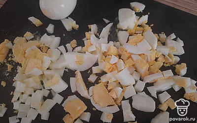 Яйцо отварить вкрутую 10 минут. Очистить и мелко порубить. Соединить все ингредиенты и перемешать.