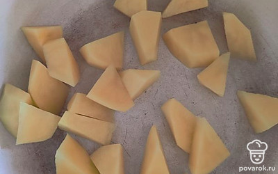 Нарежьте картофель произвольно и добавьте в кастрюлю. 