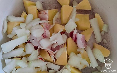 Нарежьте кубиками лук и добавьте в кастрюлю. 