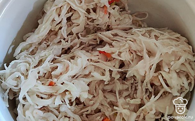 Добавьте квашеную капусту. 