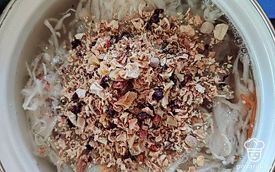 Всыпьте сухие овощи (с сухой свеклой).