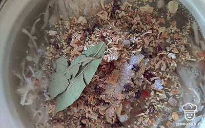 Добавьте лавровый лист. 